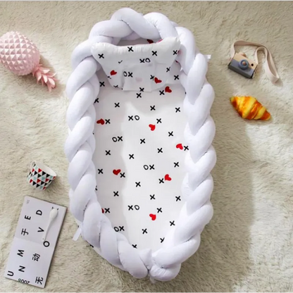 Babybett mit geflochtenem Rand - weiches Kuschelnest für Neugeborene