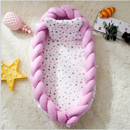 Babybett mit geflochtenem Rand - weiches Kuschelnest für Neugeborene