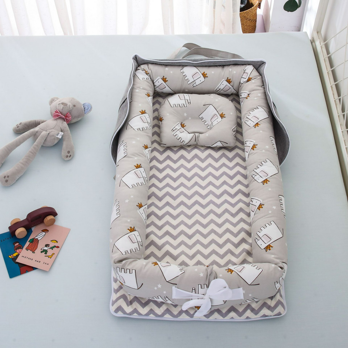 Portable und faltbare Babybett mit Kissen