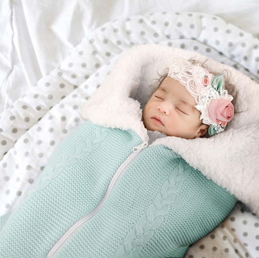 Baby Schlafsack mit Kapuze – Weicher und Warmer Strick-Schlafsack