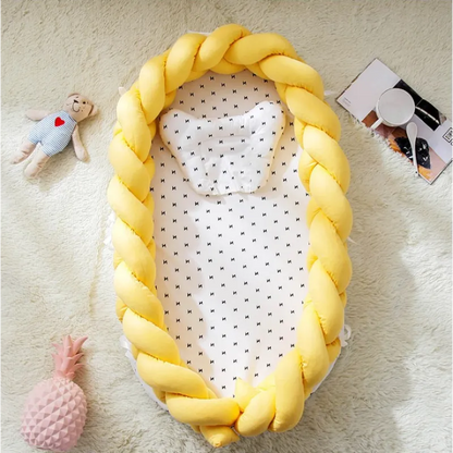 Babybett mit geflochtenem Rand - weiches Kuschelnest für Neugeborene