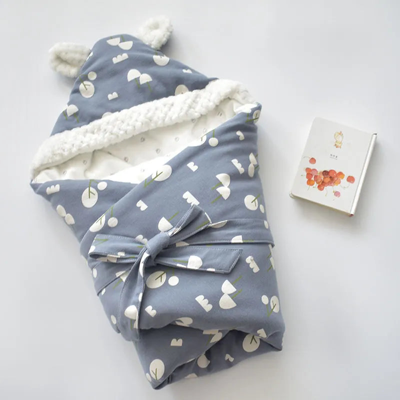 Baby Einschlagdecke mit Kapuze – Kuschelige Decke mit Ohren & Fleece