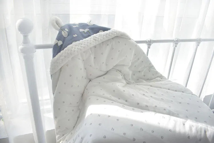 Baby Einschlagdecke mit Kapuze – Kuschelige Decke mit Ohren & Fleece