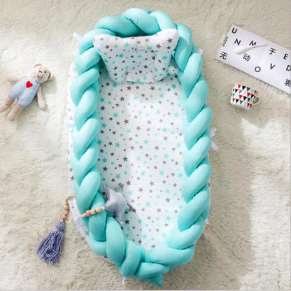 Babybett mit geflochtenem Rand - weiches Kuschelnest für Neugeborene