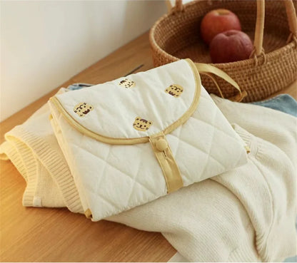 Wickelunterlage für unterwegs – Faltbare Baby Wickelmatte mit Bärchenmotiv