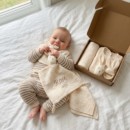 Personalisiertes 4-teiliges Neugeborenen Geschenkset – Musselin, Beißring & Lätzchen (100% Baumwolle)