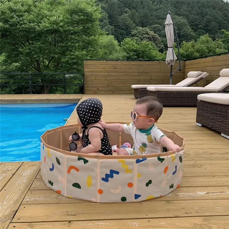 Sicheres Spielen – Spielgehege für Babys und Kleinkinder mit bunten Mustern