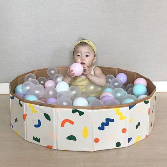 Sicheres Spielen – Spielgehege für Babys und Kleinkinder mit bunten Mustern