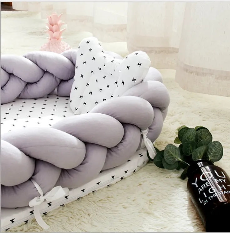 Babybett mit geflochtenem Rand - weiches Kuschelnest für Neugeborene