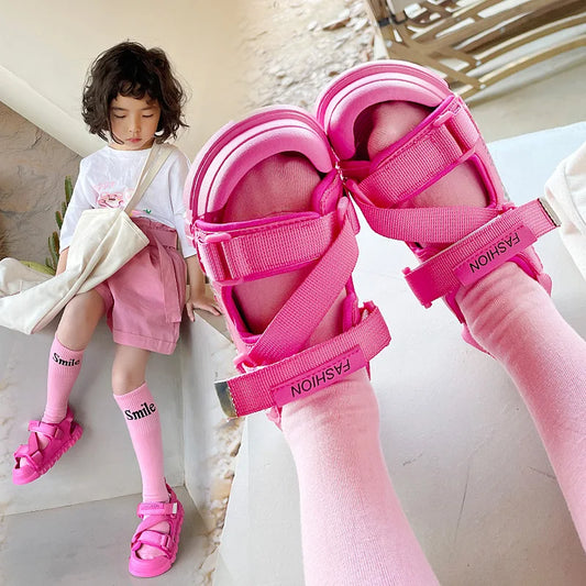 Trendige Kindersandalen mit Verstellriemen – In Pink und Grün für den Sommer
