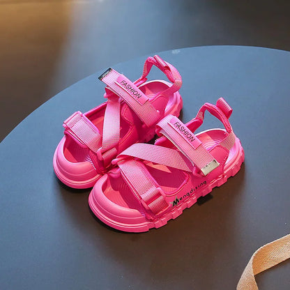 Trendige Kindersandalen mit Verstellriemen – In Pink und Grün für den Sommer