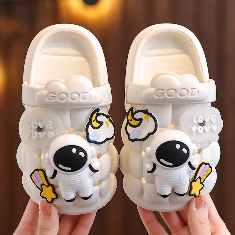Lustiges Astronauten-Design Kinder-Hausschuhe mit 3D Aufklebern – Bequeme und Verspielte Schuhe