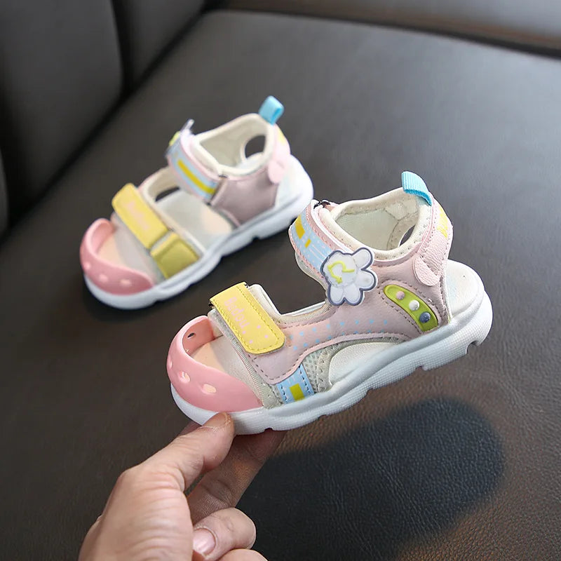 Sommerliche Sandabenteuer – Bunte Kindersandalen mit Klettverschluss