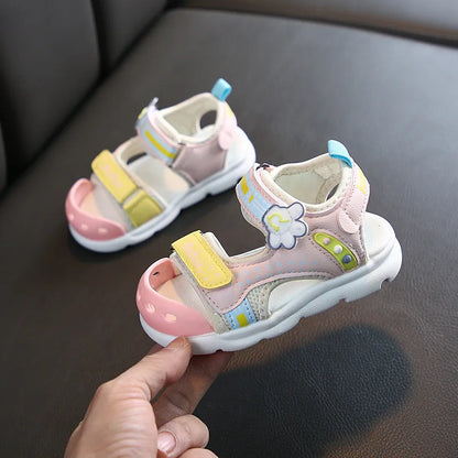 Sommerliche Sandabenteuer – Bunte Kindersandalen mit Klettverschluss