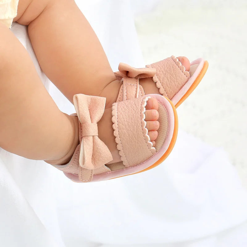 Soft Fit – Kinder Sandalen mit Schleifen in Weiß, Rosa und Schwarz