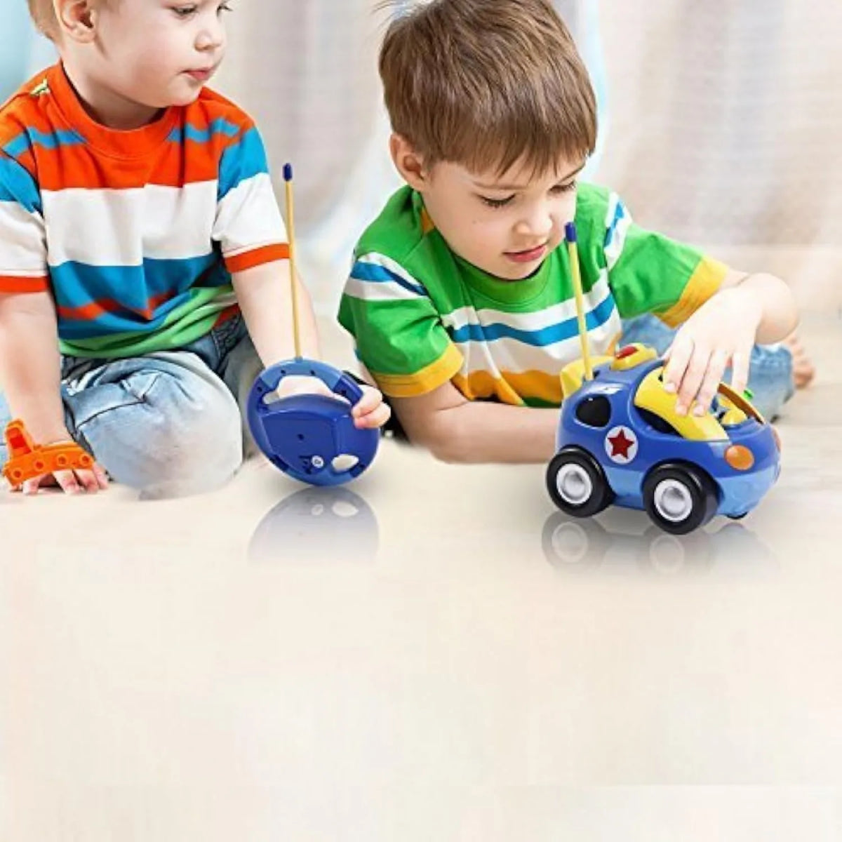 Fröhliches Polizei-Rennspielzeugauto mit Fernbedienung | Spaß für Kinder