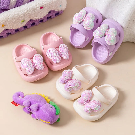Weiche Sandalen für Mädchen mit Glitzerflügeln – Bequeme Hausschuhe für Kinder