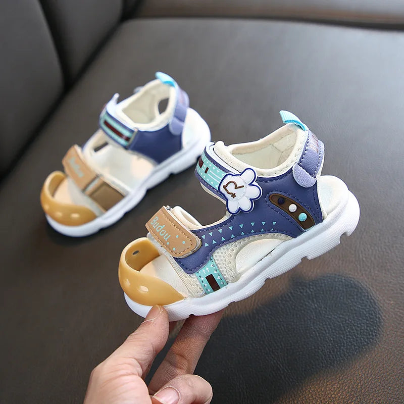 Sommerliche Sandabenteuer – Bunte Kindersandalen mit Klettverschluss