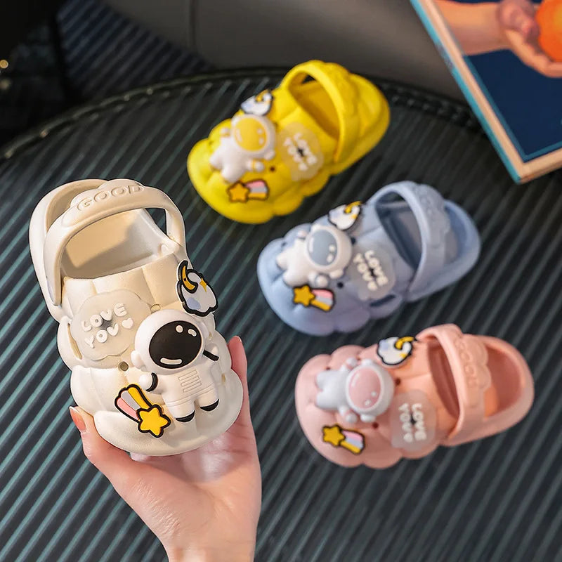 Lustiges Astronauten-Design Kinder-Hausschuhe mit 3D Aufklebern – Bequeme und Verspielte Schuhe
