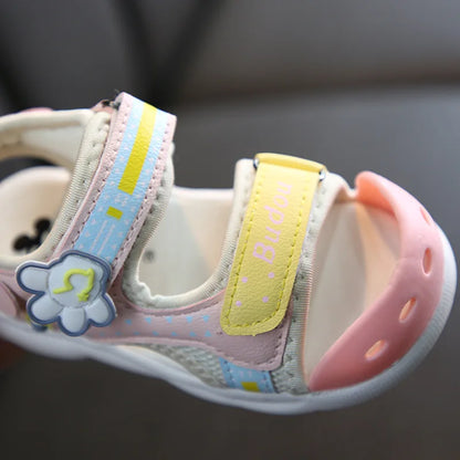 Sommerliche Sandabenteuer – Bunte Kindersandalen mit Klettverschluss
