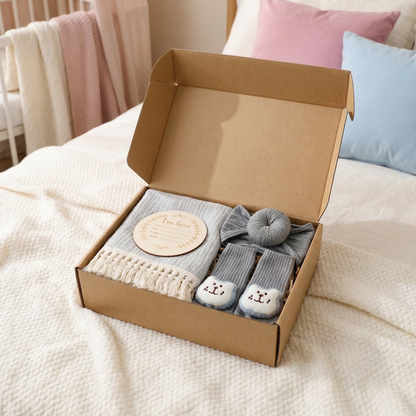 Baby Pflege Geschenkbox – Handtuch, Socken oder Haarband & Badebürste für Neugeborene